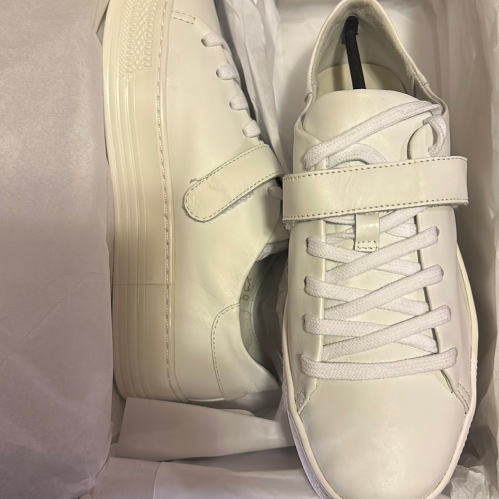 Schutz Chato Leather Sneakers